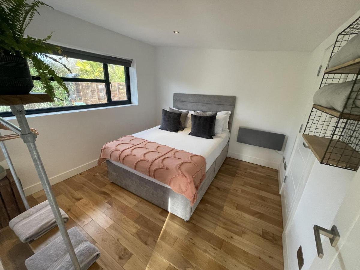 River Guest House With Jacuzzi Fire And Boat Hire Staines-upon-Thames Exterior foto